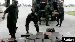 Foto de archivo de la policía antinarcóticos organiza paquetes de cocaína en una base militar en Tumaco el 14 de junio de 2008.