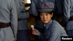 지난 2018년 북한 평양 시내 동물원에서 여군이 아이스크림을 먹고 있다. (자료사진)