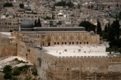 Masjid Al-Aqsa terlihat di kompleks yang dikenal umat Islam sebagai Kota Suci dan bagi orang Yahudi sebagai Temple Mount di Kota Tua Yerusalem 23 Mei 2012. (Foto: REUTERS/Baz Ratner)