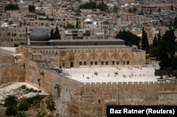 Masjid Al-Aqsa terlihat di kompleks yang dikenal umat Islam sebagai Kota Suci dan bagi orang Yahudi sebagai Temple Mount di Kota Tua Yerusalem 23 Mei 2012. (Foto: REUTERS/Baz Ratner)