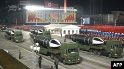 ေျမာက္ကိုရီးယားႏိုင္ငံ Pyongyang ၿမိဳ႕မွာ က်င္းပတဲ့ စစ္ေရးျပ အခမ္းအနား ျမင္ကြင္း။ (ဓာတ္ပံု -AFP PHOTO/KCNA VIA KNS- ဇန္နဝါရီ ၁၄၊ ၂၀၂၁)