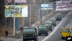 Konvoi kendaraan militer di luar kota yang dikuasai oleh separatis Makiivka, 25 km dari Donetsk, Ukraina Timur, 8 November 2014