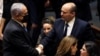 Беньямін Нетаньягу та прем'єр-міністр Ізраїлю Нафталі Беннет потискають руки
