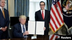Дональд Трамп после подписания одного из финансовых указов