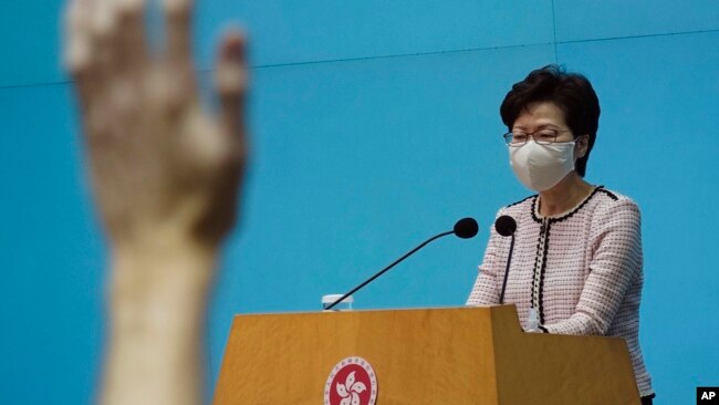 香港特首林郑月娥在记者会上答记者问。(2020年9月8日)