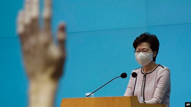 香港特首林郑月娥在记者会上答记者问（美联社2020年9月8日）