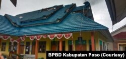 Kerusakan pada bagian atap Puskesmas desa Meko akibat terjangan angin puting beliung. Sabtu, (17/4/2021). (Foto: Courtesy/BPBD Kabupaten Poso)