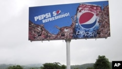 ປ້າຍໂຄສະນາຂອງບໍລິສັດ Pepsi ທີ່ຕິດຕັ້ງຂຶ້ນ ຢູ່ຢູ່ນະຄອນຫລວງ Naypyitaw ໃນເດືອນສິງຫາ 2012 ທີ່ຜ່ານມານີ້