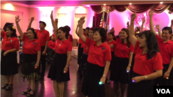 Cambodian Americans are dancing and doing yoga to help themselves cope with stress and depression, and to improve their health, in Long Beach, California, on Friday 18, December 2015. (Men Kimseng/VOA Khmer)