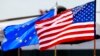 Bendera AS dan Uni Eropa berkibar. Keduanya memperingatkan China jika memberikan bantuan senjata mematikan untuk pasukan Rusia yang berperang di Ukraina.(Foto: AP)