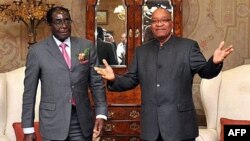 Jacob Zuma presidente da Africa do Sul, fotografado, no ano passado, com Robert Mugabe, do Zimbabwe (Arquivo)