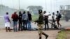 Un soldat veille à l'enlèvement d'une barricade alors que les manifestants se rassemblaient pour manifester contre la hausse du prix du carburant à Harare, au Zimbabwe, mardi 15 janvier 2019. (Photo AP / Tsvangirayi Mukwazhi)