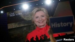Bà Hillary Clinton phát biểu tại Đại hội toàn quốc của Đảng Dân chủ ở Philadelphia qua video trực tiếp từ New York, 26/7/2016.