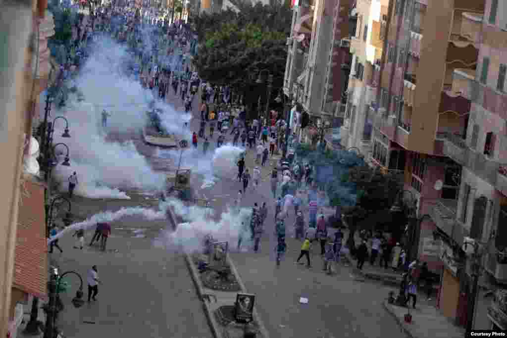 Even aerial photographs of clashes in Alexandria are difficult to take, as renters are afraid to allow photographers to use their space for work, August, 2013. (Courtesy of Amira Mortada) 