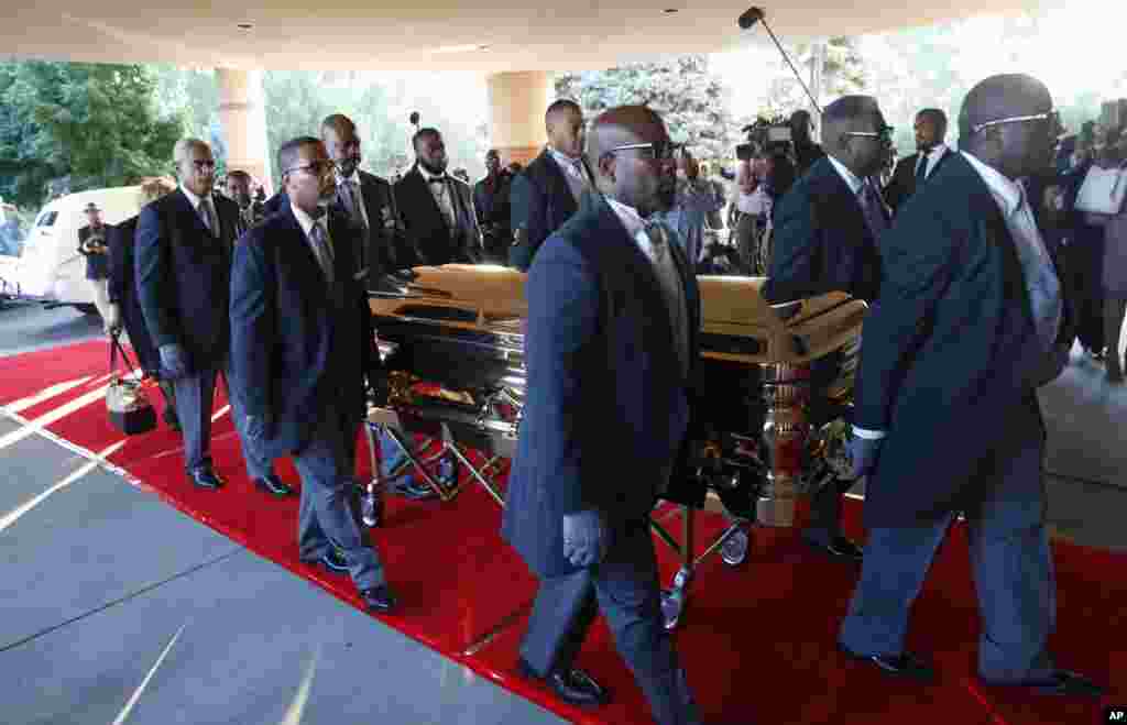 Pallbearers carry the gold casket of legendary singer Aretha Franklin after arriving at the Greater Grace Temple in Detroit, Aug. 31, 2018. 