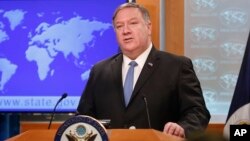 Menlu AS Mike Pompeo berbicara di kantor Deplu AS di Washington DC. 