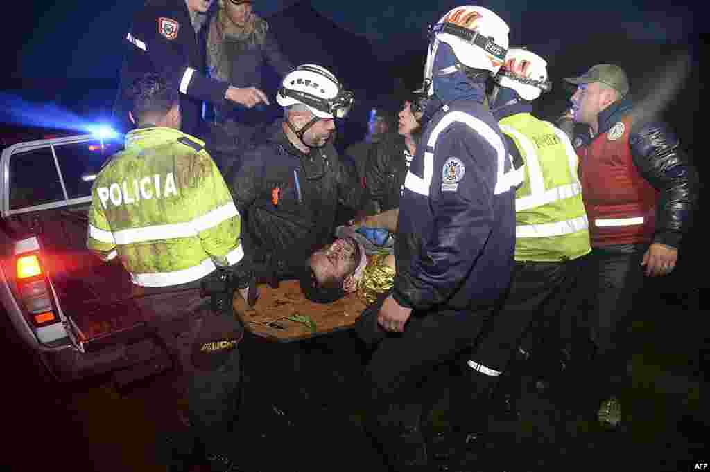 Equipas de resgate transportam um dos sobreviventes da queda do avião que levava a equipa de futebol brasileira, Chapecoense. Colômbia.