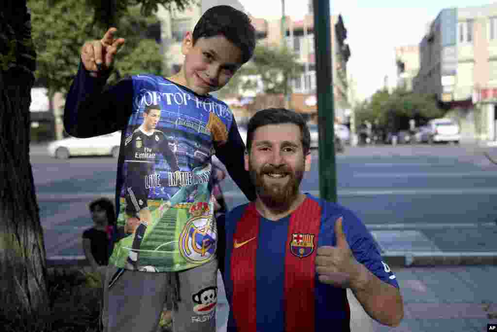 عکس یادگاری پسر بچه طزفدار فوتبال با &laquo;رضا پرستش&raquo; که شباهت عجیبی به لیونل مسی، مهاجم آرژانتینی بارسلونا دارد.
