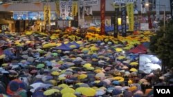 香港爭取真普選的“佔中”行動星期二屆滿一個月。抗議活動組織者呼籲市民重返金鐘，並以撐傘的方式等紀念警方向示威者施放催淚彈。(蘋果日報圖片）
