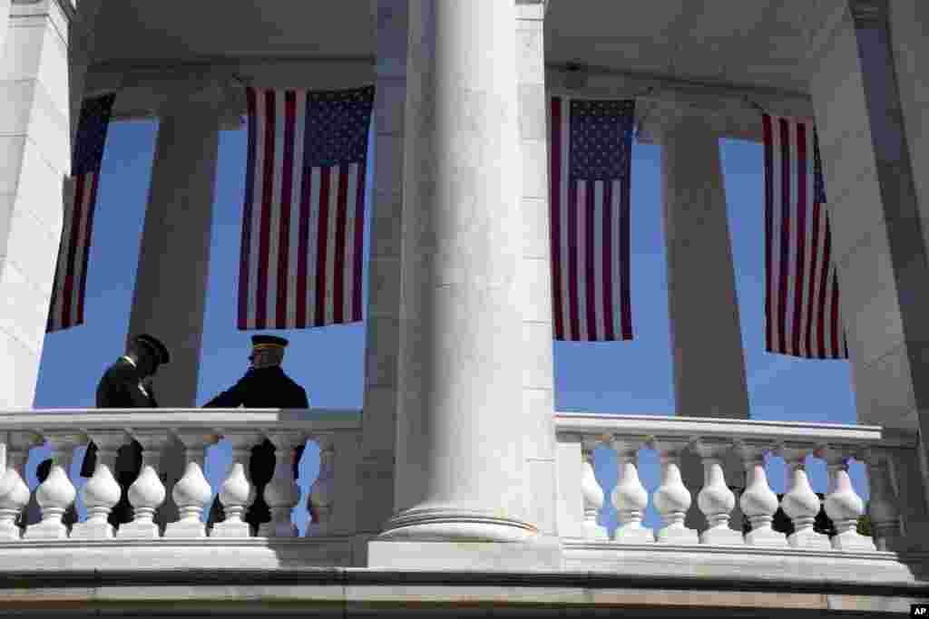 Anggota militer menunggu pembukaan acara Hari Pahlawan di Taman Makam Pahlawan Arlington, 26 Mei 2014.