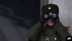 北韓士兵在板門店觀察南韓的動靜
