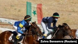 Fallou Diop participe à une course hebdomadaire à l'hippodrome Ndiaw Macodou DIOP à Thiès, Sénégal, le 7 février 2021 (Crédit: REUTERS / Zohra Bensemra)