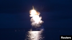 Hình ảnh không đề ngày tháng do Thông tấn xã Trung ương Triều Tiên (KCNA) đăng tải ngày 25/8/2016 cho thấy một vụ phóng tên lửa từ tàu ngầm của Bắc Triều Tiên.