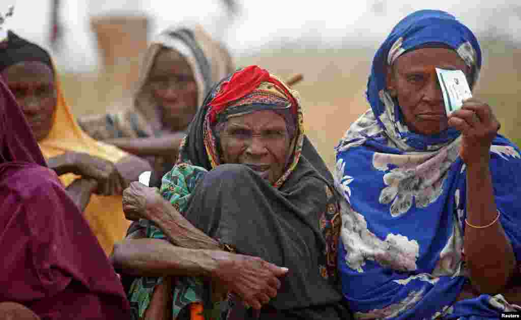샤벨레강 범람을 피해 거주지를 떠난 이재민들이 소말리아 중부지역에서 구호 조치를 기다리고 있다.