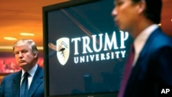 Tư liệu - Donald Trump xuất hiện trong buổi khai trương Đại học Trump giờ không còn nữa vào ngày 23 tháng 5, 2005.