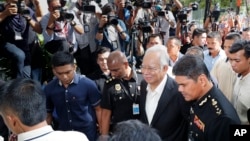馬來西亞前總理納吉布（中）前往馬來西亞反腐委員會接受跟“一馬基金”公款案相關調查。（2018年5月24日） 