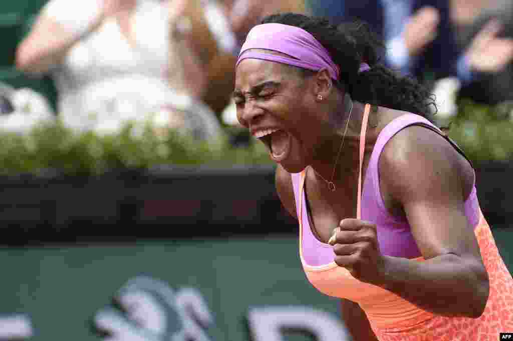 Tay vợt Mỹ Serena Williams vui mừng sau khi chiến thắng trận đấu với tay vợt Anna-Lena Friedsam của Đức trong vòng hai của nữ trong giải Pháp Mở rộng Roland Garros 2015 ở Paris. Williams giành chiến thắng với tỉ số 5-7, 6-3, 6-3.