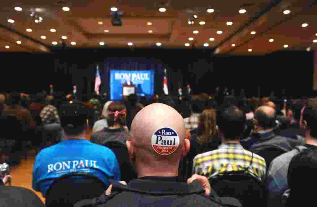 Bakal calon Ron Paul juga telah mulai berkampanye di Colorado. Di sini, ia terlihat berkampanye di Colorado State University di Fort Collins, 31 Januari (AP).