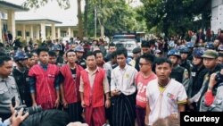 ဗိုလ်ချုပ်ကြေးရုပ်စိုက်ထူသည်ကို ကန့်ကွက်ရာမှ နိုင်လွတ်လုံဥပဒေဖြင့် တရားစွဲပြီး ထောင်ချခံခဲ့ရသည့် ကရင်နီလူငယ်ခေါင်းဆောင်များ။ (ဓာတ်ပုံ - ကရင်နီပြည် လူငယ်များသမဂ္ဂ) (နိုဝင်ဘာ ၇၊ ၂၀၁၉)