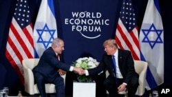 Prezidan ameriken an, Donald Trump, pandan li tap rankontre ak Premye minis Izrayèl la Benjamin Netanyahu nan Davos pandan somè Ekonomi Mondyal la. 25 janvye 2018, Lasuis. 