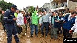 Santos viajó a Mocoa y declaró la ciudad como zona catastrófica el sábado.