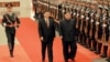 中国国家主席习近平在北京人民大会堂的欢迎仪式上同朝鲜国务委员会委员长金正恩检阅礼兵。（朝鲜官媒朝中社发布2018年3月28日）。