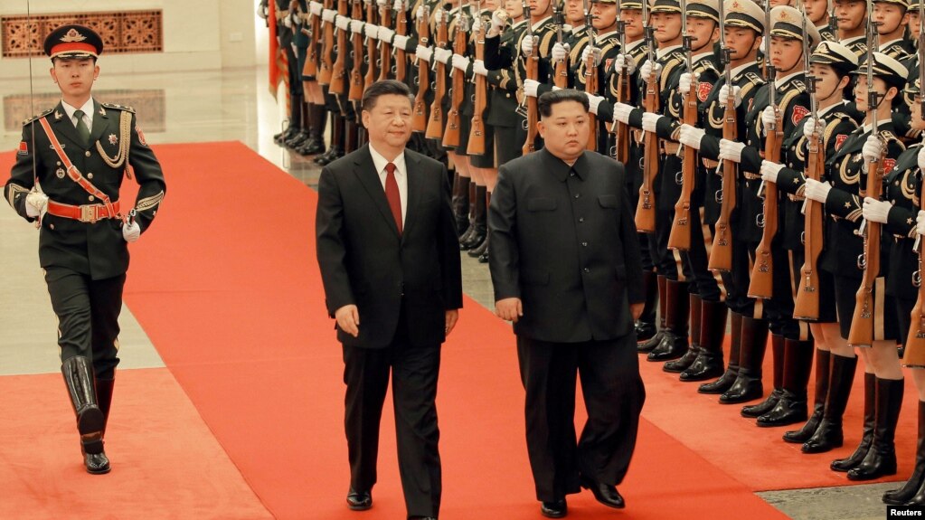 中国国家主席习近平在北京人民大会堂的欢迎仪式上同朝鲜国务委员会委员长金正恩检阅礼兵。（朝鲜官媒朝中社发布2018年3月28日）。(photo:VOA)