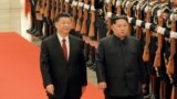 中国国家主席习近平在北京人民大会堂的欢迎仪式上同朝鲜国务委员会委员长金正恩检阅礼兵。（朝鲜官媒朝中社发布 2018年3月28日 ）。