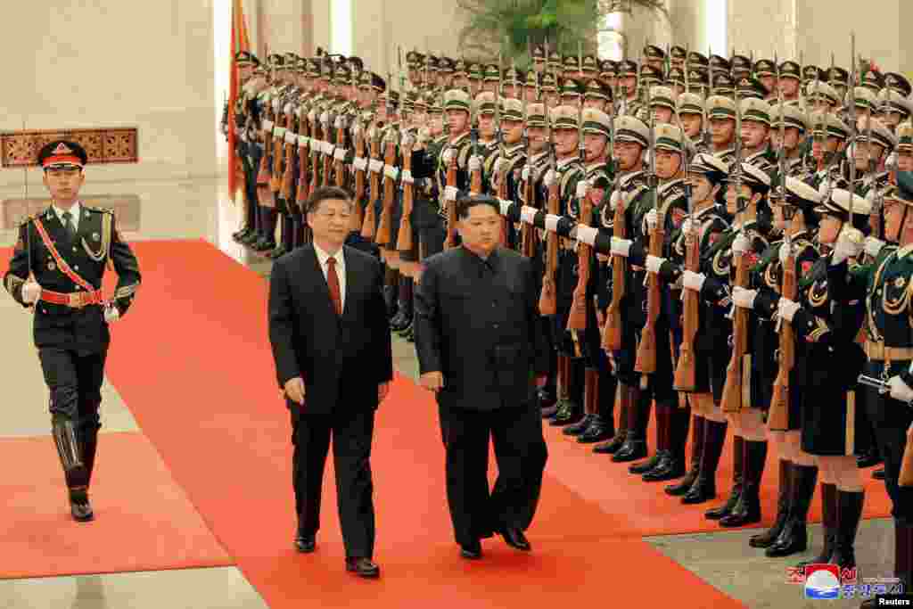 Lãnh tụ Triều Tiên Kim Jong Un và Chủ tịch Trung Quốc Tập Cận Bình duyệt đội quân danh dự ở Bắc Kinh, nhân chuyến thăm không chính thức tới Trung Quốc. Hình của Thông tấn xã Trung ương Triều Tiên công bố ngày 28/3/18.
