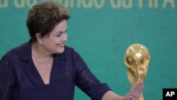 지난 2일 브라질 수도 브라질리아에서 열린 월드컵 우승 트로피 공개 행사에 지우마 호세프 브라질 대통령이 참석했다.