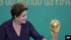 Prezidant brezilyen an, Dilma Rousseff, k ap admire sou foto sa a twofe Koup di mond la. (Foto 2 jen 2014.)