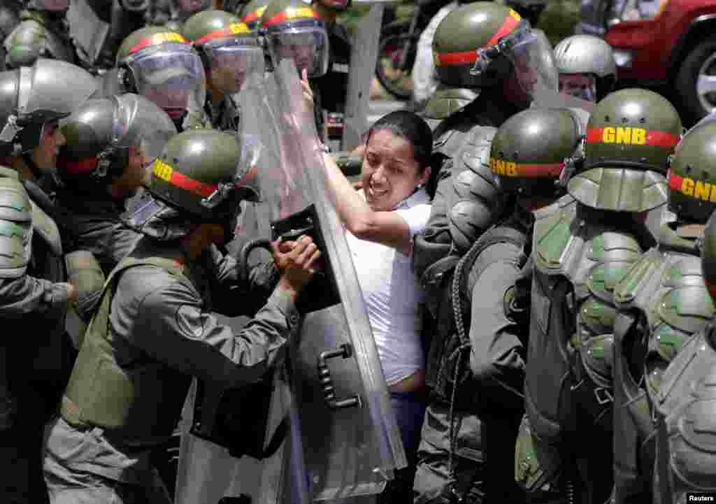 지난 1일 베네수엘라 수도 카라카스에서 진행된 니콜라스 마두로 대통령 반대 시위에서 야권연대 조직인 민주연합회의(MUD) 고위 관계자가 진압병력에 맞서고 있다. &nbsp;