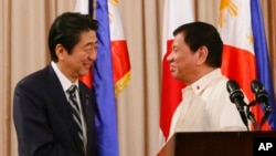 Thủ tướng Nhật Shinzo Abe (trái) và Tổng thống Philippines Rodrigo Duterte trong chuyến thăm chính thức 2 ngày của ông tới Philippines, ngày 12/1/2017.