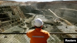 FILE - A miner looks across the largest open pit gold mine in Australia called the Fimiston Open Pit, also known as the Super Pit, in the gold-mining town of Kalgoorlie, located around 500 kilometres east of Perth, July 27, 2001. 