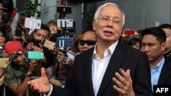 Mantan Perdana Menteri Malaysia Najib Razak berbicara kepada media setelah menjalani pemeriksaan di kantor Komisi Antikorupsi Malaysia (MACC) di Putrajaya, 24 Mei 2018.