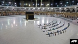 Beberapa Muslim melakukan salat subuh berjamaah di Ka'bah di Makkah, Arab Saudi bulan lalu (foto: dok). 