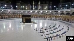 ឥស្លាម​សាសនិក​នាំ​គ្នា​បន់ស្រន់​នៅ​វិហារ​ស័ក្ដិសិទ្ធិ Kaaba ក្នុង​ទីក្រុង Mecca ប្រទេស​អារ៉ាប់ប៊ីសាអូឌីត កាល​ពី​ថ្ងៃ​ទី៣ ខែមិថុនា ឆ្នាំ​២០២០។ អារ៉ាប់ប៊ីសាអូឌីត បាន​ប្រកាស​ថាបុណ្យ​ហាជ្ជី​ឆ្នាំ​នេះ​នឹង​ប្រព្រឹត្ត​ទៅ​ដោយ​មាន​មនុស្ស​ចូល​រួម​តិចតួច​ ដោយសារ​តែ​​ជំងឺ​កូវីដ១៩៕