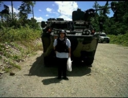 Linda Gurning, istri mendiang Harry Siregar, yang datang menabur bunga di Mil 37, TImika, Papua, dengan pengawalan ketat karena rentannya situasi keamanan. (Foto: pribadi)