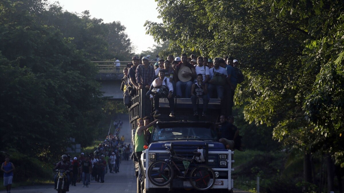 Migrantes centroamericanos reanudan marcha hacia EE.UU