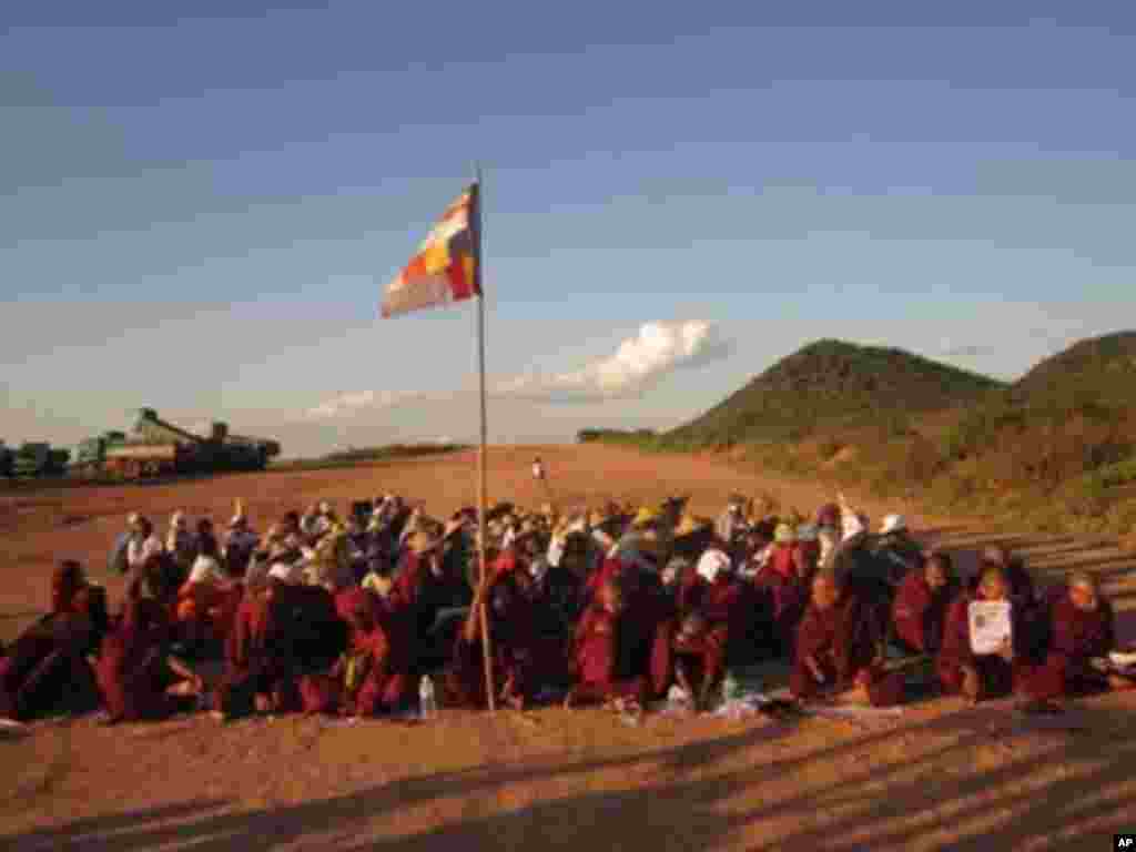 Monks and protesters at a Chinese-backed copper mine, Monywa, Burma, November 22, 2012. (VOA Burmese Service) 